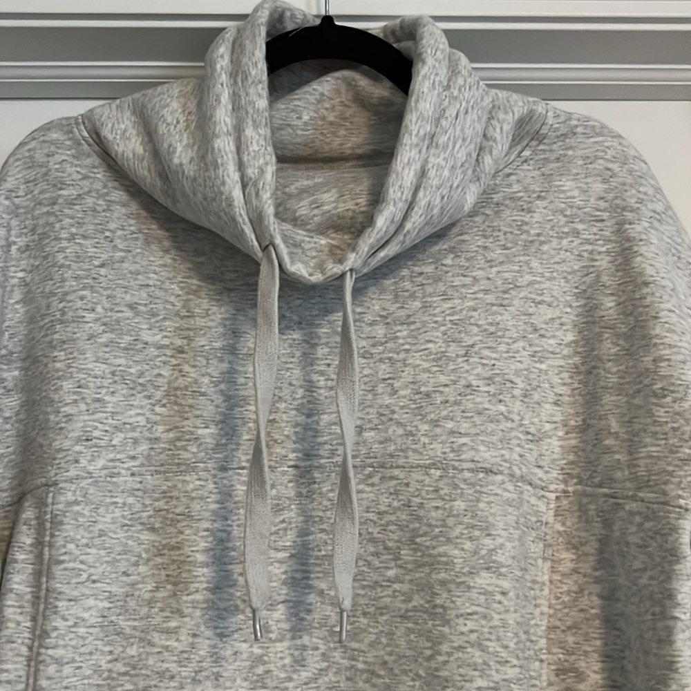Ugg sweatshirt size M/L - Picture 3 of 8